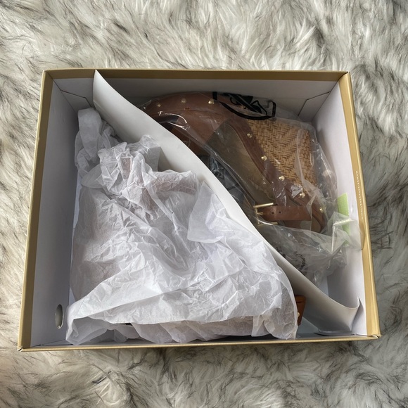 🎉Host Pick! NEW IN BOX! MICHAEL Michael Kors Ellen Wedge - Size 7.5. - Picture 4 of 13